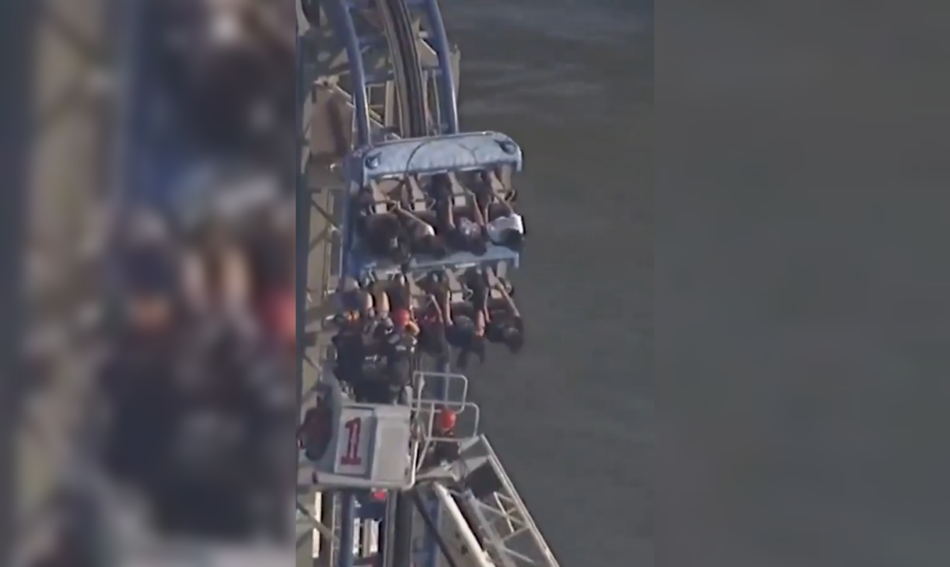 Ocho jóvenes quedan atrapados en montaña rusa de Texas