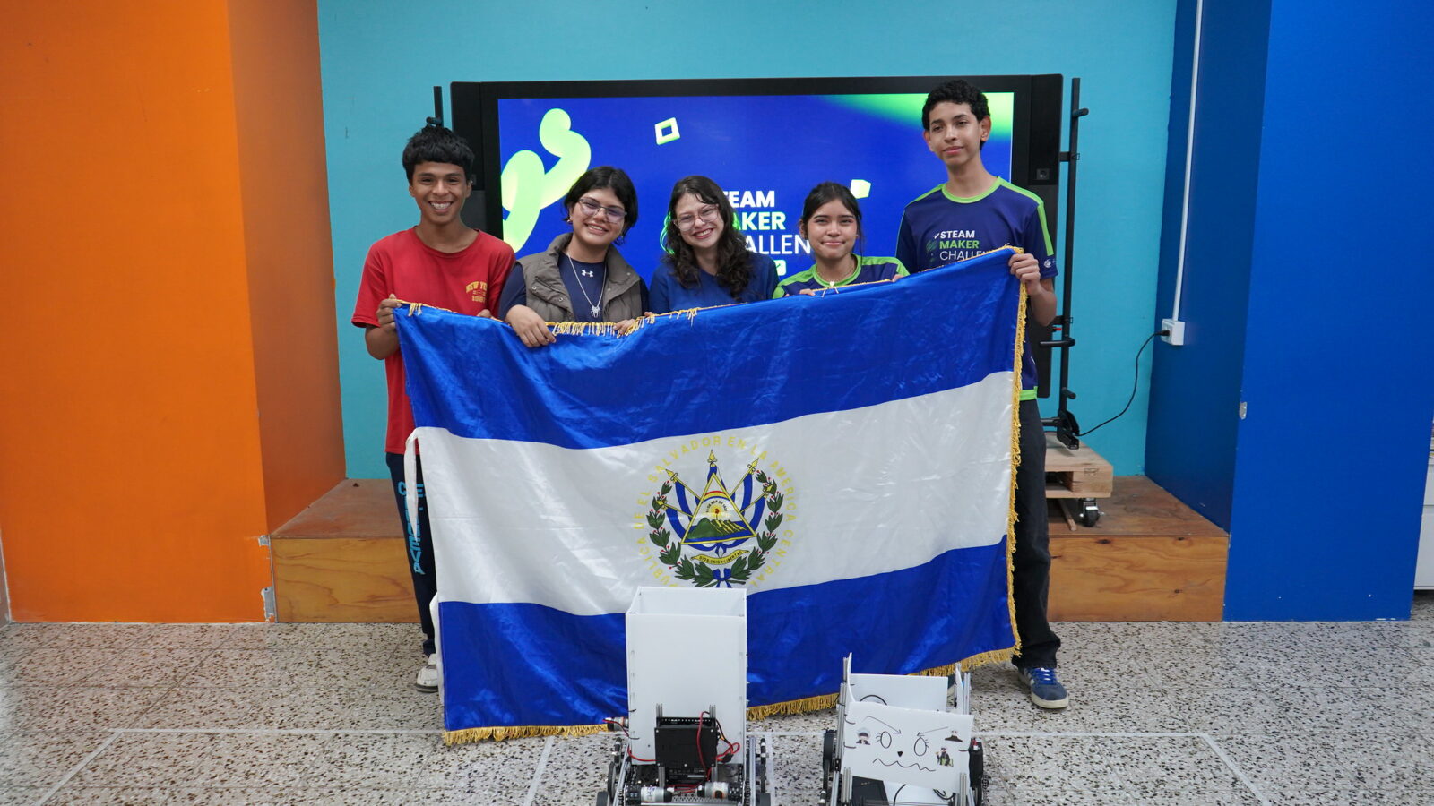 Los cinco jóvenes seleccionados por FUSALMO viajarán a Corea del Sur para representar al país en el prestigioso certamen FIRST Global Challenge 2026. El equipo superó un riguroso proceso en Soyapango. Foto: FUSALMO.