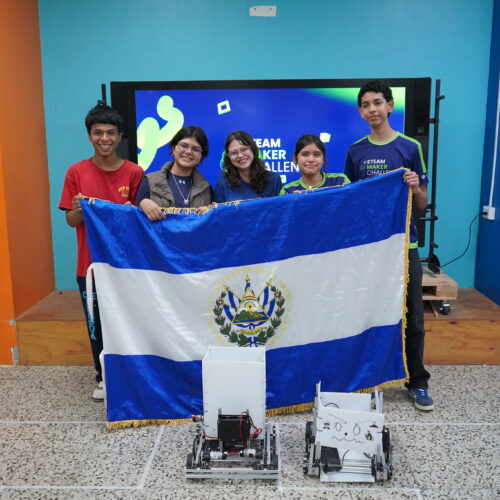 Los cinco jóvenes seleccionados por FUSALMO viajarán a Corea del Sur para representar al país en el prestigioso certamen FIRST Global Challenge 2026. El equipo superó un riguroso proceso en Soyapango. Foto: FUSALMO.