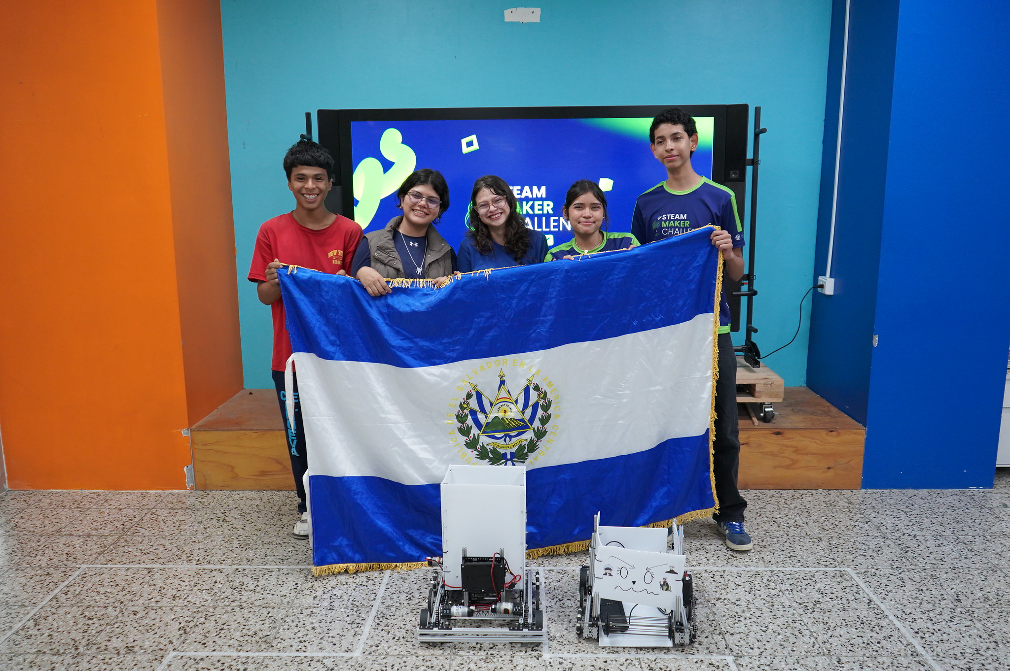 Los cinco jóvenes seleccionados por FUSALMO viajarán a Corea del Sur para representar al país en el prestigioso certamen FIRST Global Challenge 2026. El equipo superó un riguroso proceso en Soyapango. Foto: FUSALMO.