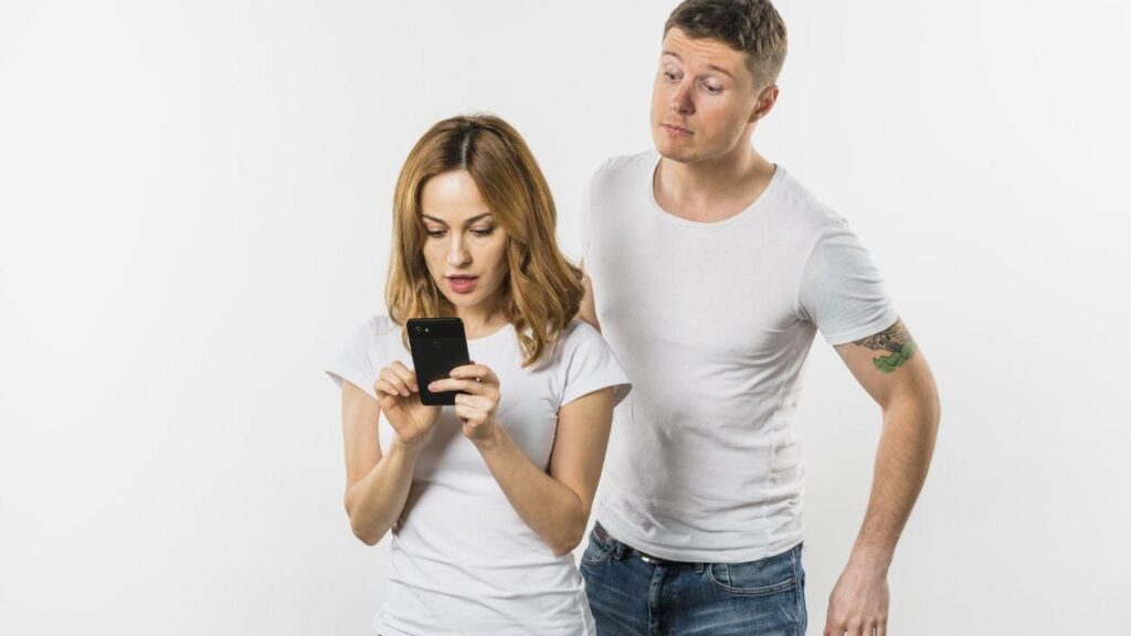 Si tu pareja hace esto cuando le llega un mensaje, la psicología dice que te está ocultando algo