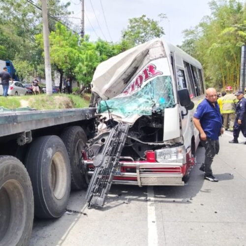El trágico choque vial en el sector de El Trébol, Antiguo Cuscatlán, dejó una mujer fallecida, entre 8 y 12 lesionados y un fuerte caos vehicular en la Panamericana. Foto: EDH/ Cortesía - Cruz Verde Salvadoreña.