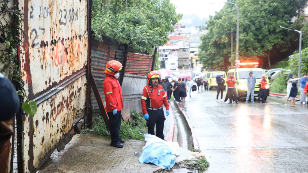El menor Anderson Eduardo Santos Nájera resbaló en una cuneta tras las intensas lluvias registradas en la colonia Santa Elena II de Guatemala. Los Bomberos confirmaron su deceso por asfixia. Foto: Cortesía / Publinews - CBM