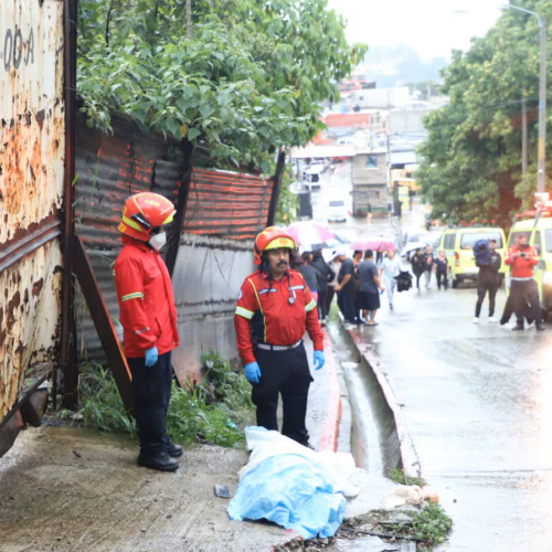El menor Anderson Eduardo Santos Nájera resbaló en una cuneta tras las intensas lluvias registradas en la colonia Santa Elena II de Guatemala. Los Bomberos confirmaron su deceso por asfixia. Foto: Cortesía / Publinews - CBM