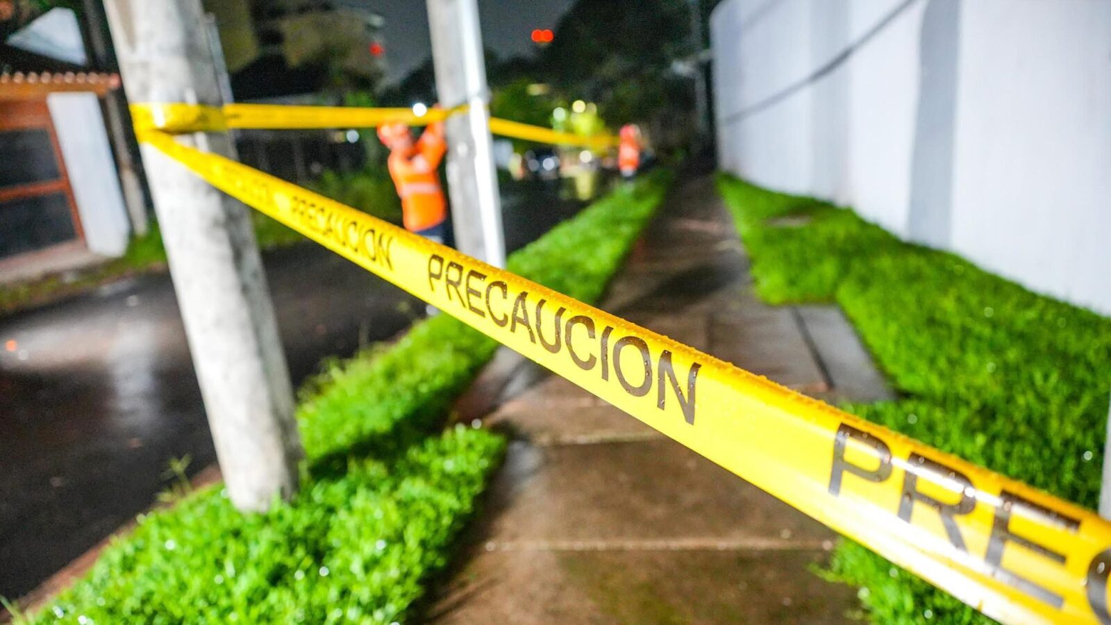 Protección Civil desalojó a las familias del edificio Panamericana tras el colapso parcial de un muro de 50 metros debido a la saturación de los suelos por las lluvias. Foto: Protección Civil.