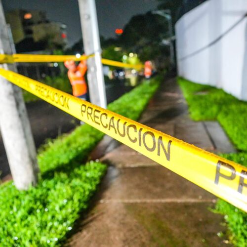 Protección Civil desalojó a las familias del edificio Panamericana tras el colapso parcial de un muro de 50 metros debido a la saturación de los suelos por las lluvias. Foto: Protección Civil.