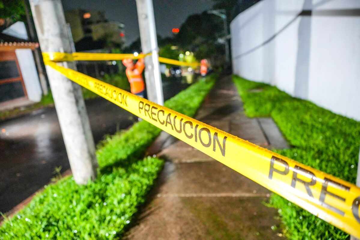 Protección Civil desalojó a las familias del edificio Panamericana tras el colapso parcial de un muro de 50 metros debido a la saturación de los suelos por las lluvias. Foto: Protección Civil.