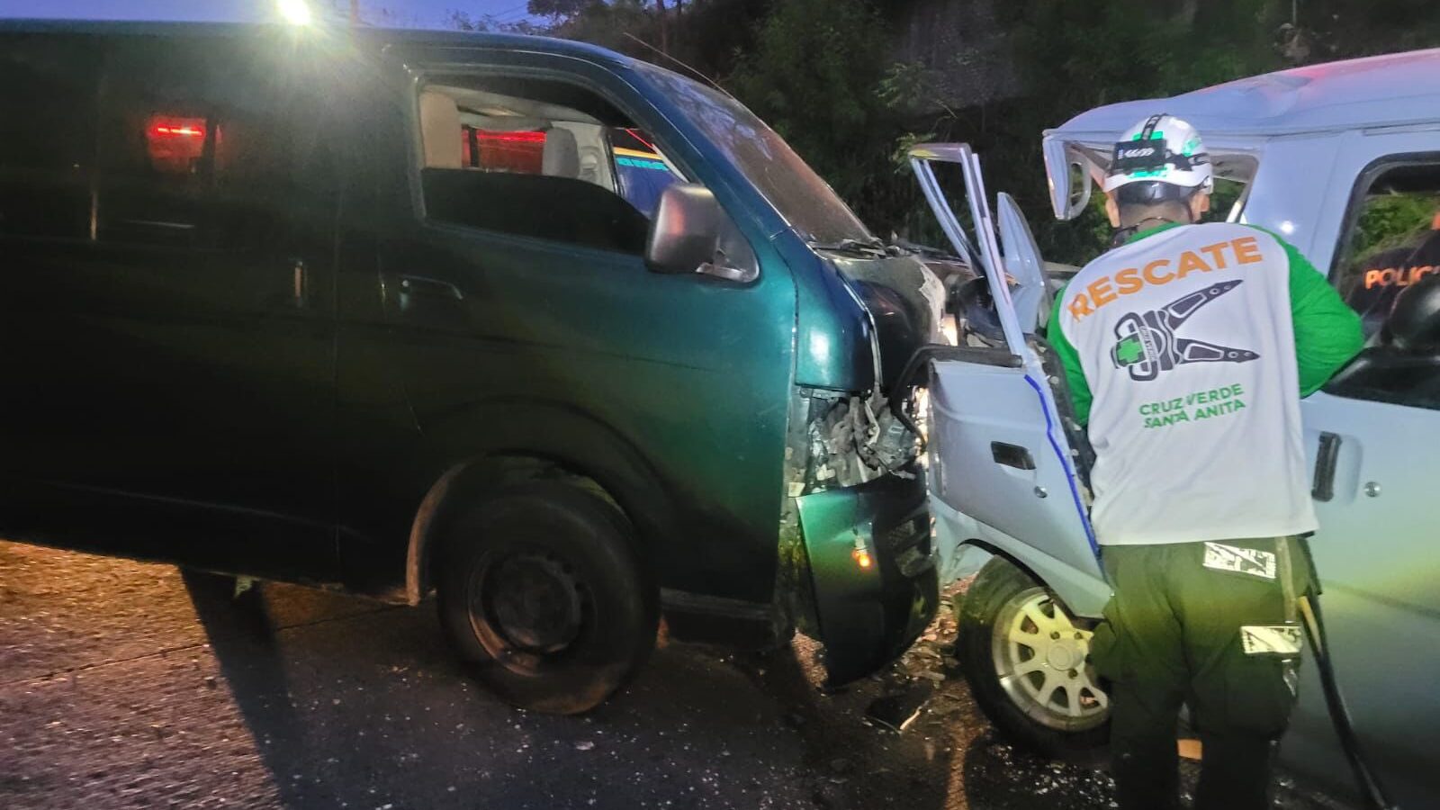 Un conductor atrapado y al menos seis lesionados dejó una fuerte colisión frontal entre dos microbuses que provocó caos vehicular hacia Soyapango en el Bulevar del Ejército. Foto: Cruz Verde Salvadoreña.
