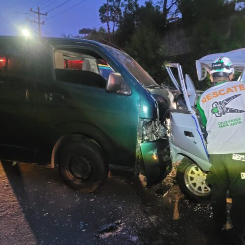 Un conductor atrapado y al menos seis lesionados dejó una fuerte colisión frontal entre dos microbuses que provocó caos vehicular hacia Soyapango en el Bulevar del Ejército. Foto: Cruz Verde Salvadoreña.