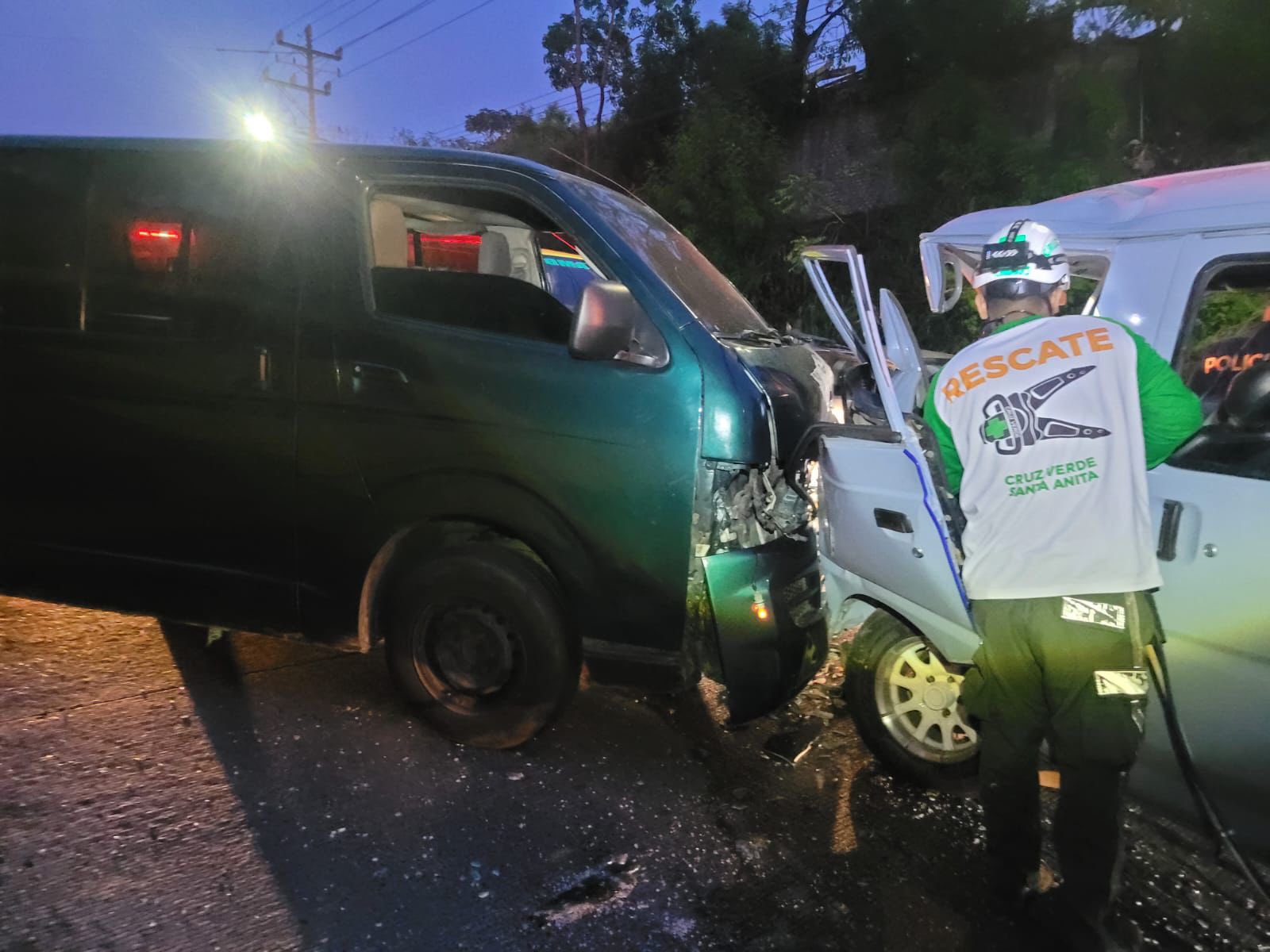 Un conductor atrapado y al menos seis lesionados dejó una fuerte colisión frontal entre dos microbuses que provocó caos vehicular hacia Soyapango en el Bulevar del Ejército. Foto: Cruz Verde Salvadoreña.