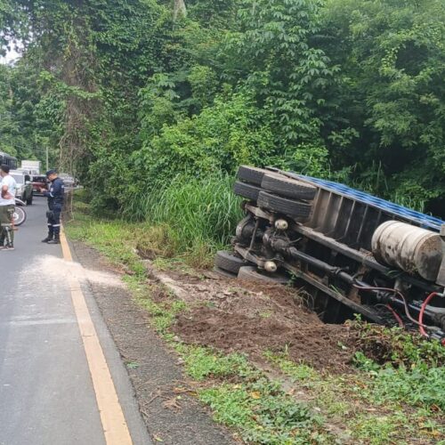 El choque entre dos camiones de carga en el km 46 de la Panamericana, en El Congo, dejó solo daños materiales. La PNC atribuye el accidente a la velocidad inadecuada. Foto: PNCSV.