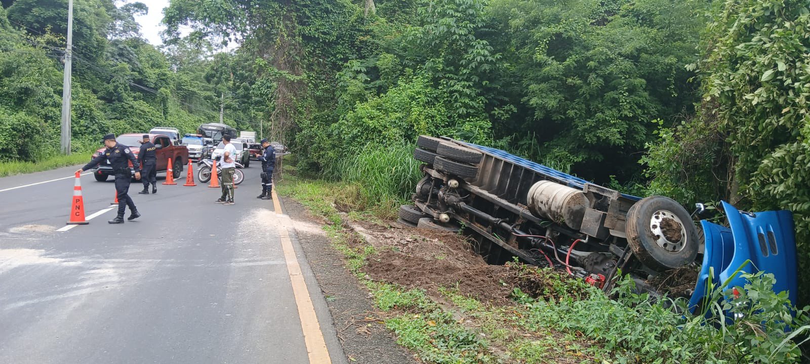 El choque entre dos camiones de carga en el km 46 de la Panamericana, en El Congo, dejó solo daños materiales. La PNC atribuye el accidente a la velocidad inadecuada. Foto: PNCSV.
