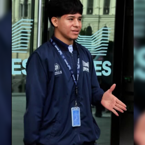Jason se volvió viral en TikTok al solicitar una oportunidad de trabajo y pocos días después fue contratado por el Ministerio de Cultura para laborar en la BINAES. Foto: Cortesía.