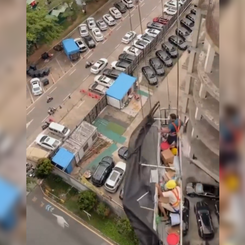 El angustioso incidente ocurrió en una edificación de Cali, Colombia, donde los obreros quedaron suspendidos en el aire tras el colapso de un andamio. Los cuerpos de socorro lograron rescatar a los trabajadores con vida. Foto: Cortesía.