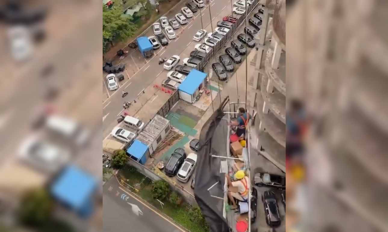 El angustioso incidente ocurrió en una edificación de Cali, Colombia, donde los obreros quedaron suspendidos en el aire tras el colapso de un andamio. Los cuerpos de socorro lograron rescatar a los trabajadores con vida. Foto: Cortesía.
