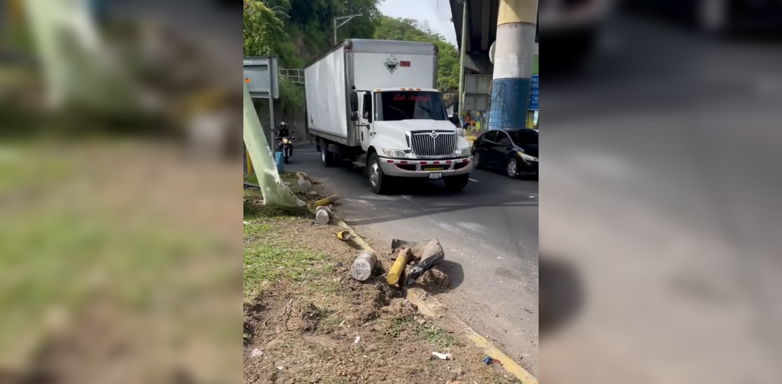 Un fuerte choque vial destrozó nueve bolardos y dejó un poste a punto de colapsar en el monumento Hermano Bienvenido a Casa, uno de los complejos escultóricos más icónicos de la capital. Foto: La Diáspora 503