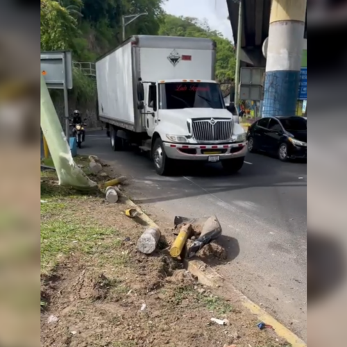 Un fuerte choque vial destrozó nueve bolardos y dejó un poste a punto de colapsar en el monumento Hermano Bienvenido a Casa, uno de los complejos escultóricos más icónicos de la capital. Foto: La Diáspora 503