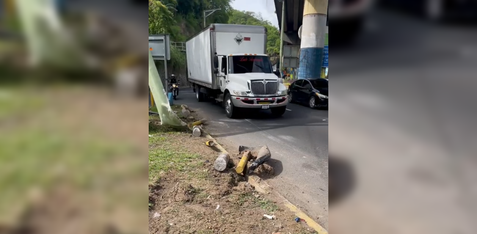 Un fuerte choque vial destrozó nueve bolardos y dejó un poste a punto de colapsar en el monumento Hermano Bienvenido a Casa, uno de los complejos escultóricos más icónicos de la capital. Foto: La Diáspora 503