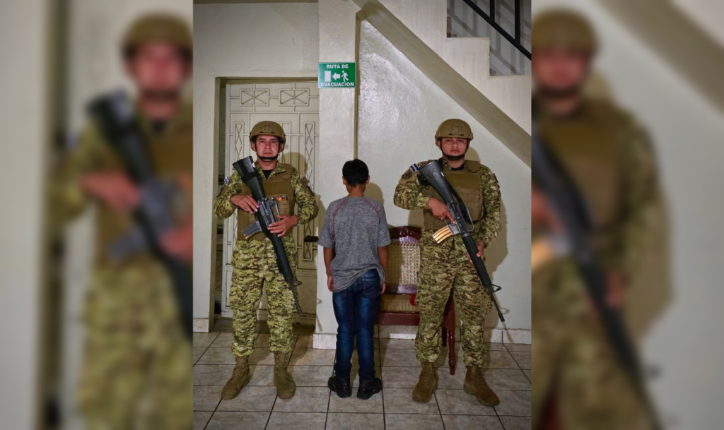 Un adolescente de 15 años fue capturado en Jujutla, Ahuachapán, por la Fuerza Armada tras difundir contenido vinculado a la MS-13 en plataformas digitales. La Seguridad del país actúa sin tolerancia. Foto: Fuerza Armada.