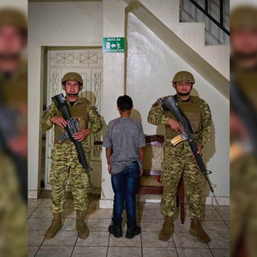 Un adolescente de 15 años fue capturado en Jujutla, Ahuachapán, por la Fuerza Armada tras difundir contenido vinculado a la MS-13 en plataformas digitales. La Seguridad del país actúa sin tolerancia. Foto: Fuerza Armada.