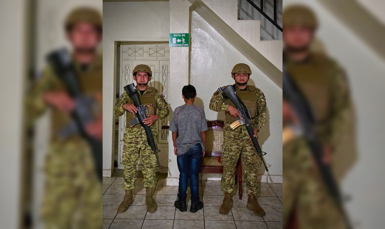 Un adolescente de 15 años fue capturado en Jujutla, Ahuachapán, por la Fuerza Armada tras difundir contenido vinculado a la MS-13 en plataformas digitales. La Seguridad del país actúa sin tolerancia. Foto: Fuerza Armada.