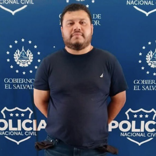Moisés Mondragón Castro fue capturado tras robar en una gasolinera, colisionar ocho autos e intentar huir hacia La Libertad durante una intensa persecución policial. Foto: PNC_SV.