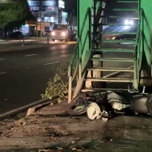 Un peatón murió atropellado por una motocicleta en el bulevar Los Próceres. El motociclista perdió el control e impactó contra una pasarela. Foto: VMT.
