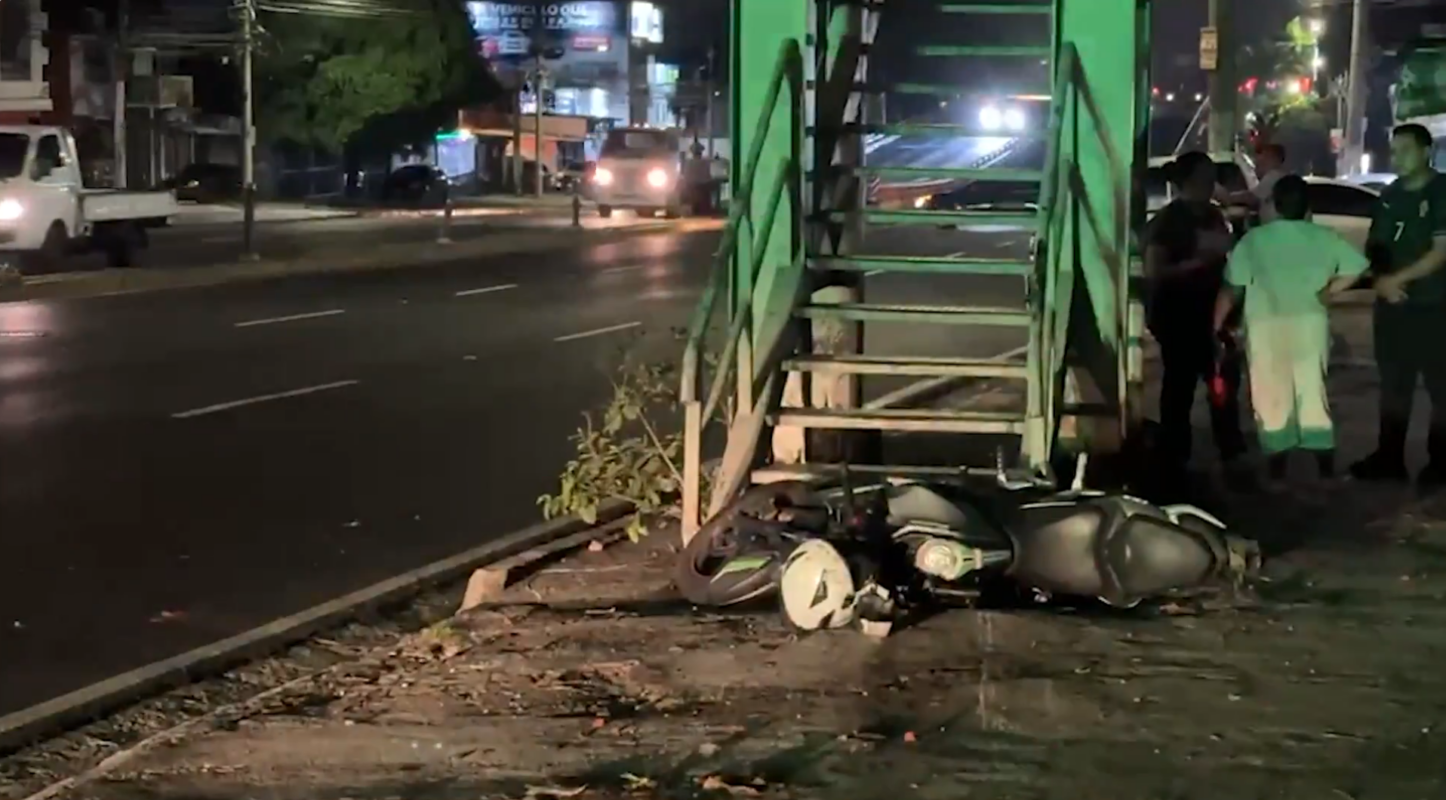 Un peatón murió atropellado por una motocicleta en el bulevar Los Próceres. El motociclista perdió el control e impactó contra una pasarela. Foto: VMT.