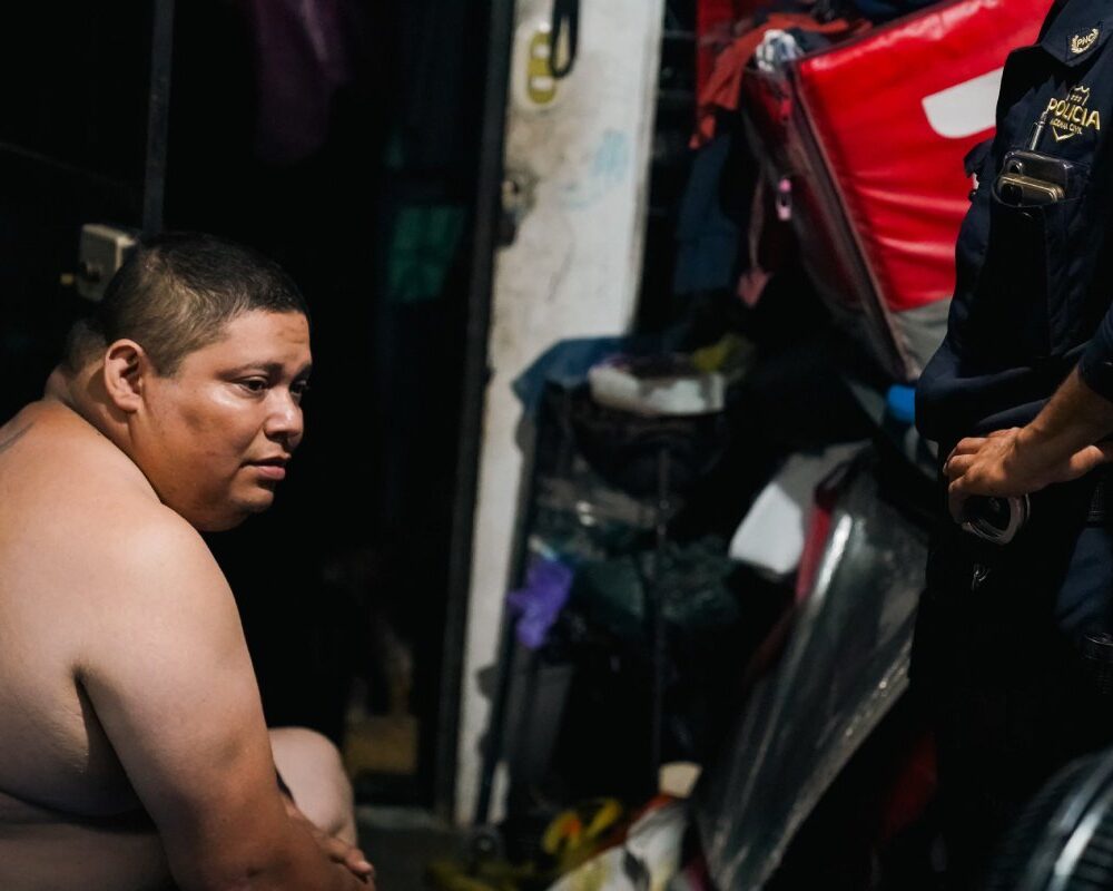Miguel Ángel Renderos Teo fue detenido durante la madrugada en un operativo de la FGR y la PNC por crear material sexual de abuso infantil. Se identificaron dos menores víctimas. Foto: FGR_SV.