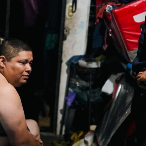 Miguel Ángel Renderos Teo fue detenido durante la madrugada en un operativo de la FGR y la PNC por crear material sexual de abuso infantil. Se identificaron dos menores víctimas. Foto: FGR_SV.