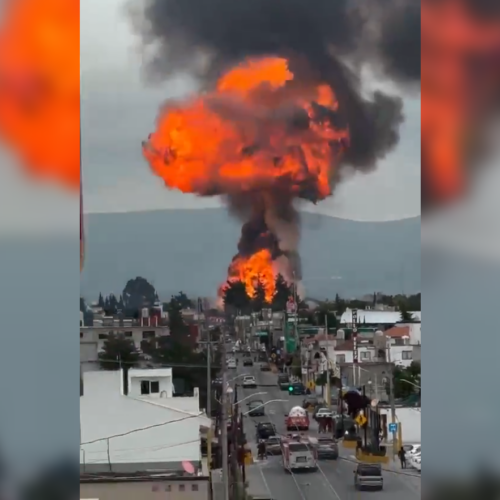 El grave estallido de cuatro autotanques en Tepeaca obligó a desalojar a más de 2,000 personas de escuelas, viviendas y un hospital general. La explosión generó una enorme bola de fuego y humo negro. Foto: Cortesía.