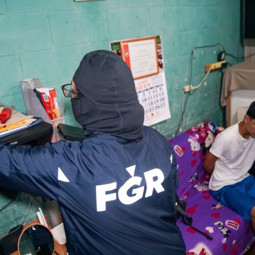 La FGR y la PNC arrestaron a cinco presuntos pandilleros de la MS-13 en San Salvador Centro, incautándoles narcóticos, efectivo y dispositivos electrónicos. Operativo contra el crimen organizado. Foto: PNCSV.