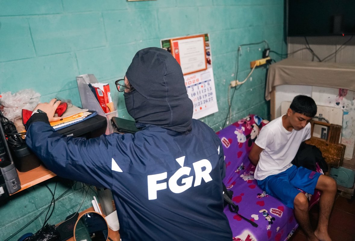 La FGR y la PNC arrestaron a cinco presuntos pandilleros de la MS-13 en San Salvador Centro, incautándoles narcóticos, efectivo y dispositivos electrónicos. Operativo contra el crimen organizado. Foto: PNCSV.
