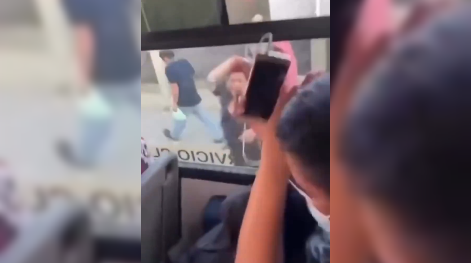 Una pasajera en México lanzó una piedra contra un autobús por no bajar donde quería, rompiendo una ventana. Los fragmentos hirieron a una bebé que viajaba dentro. Foto: Cortesía.