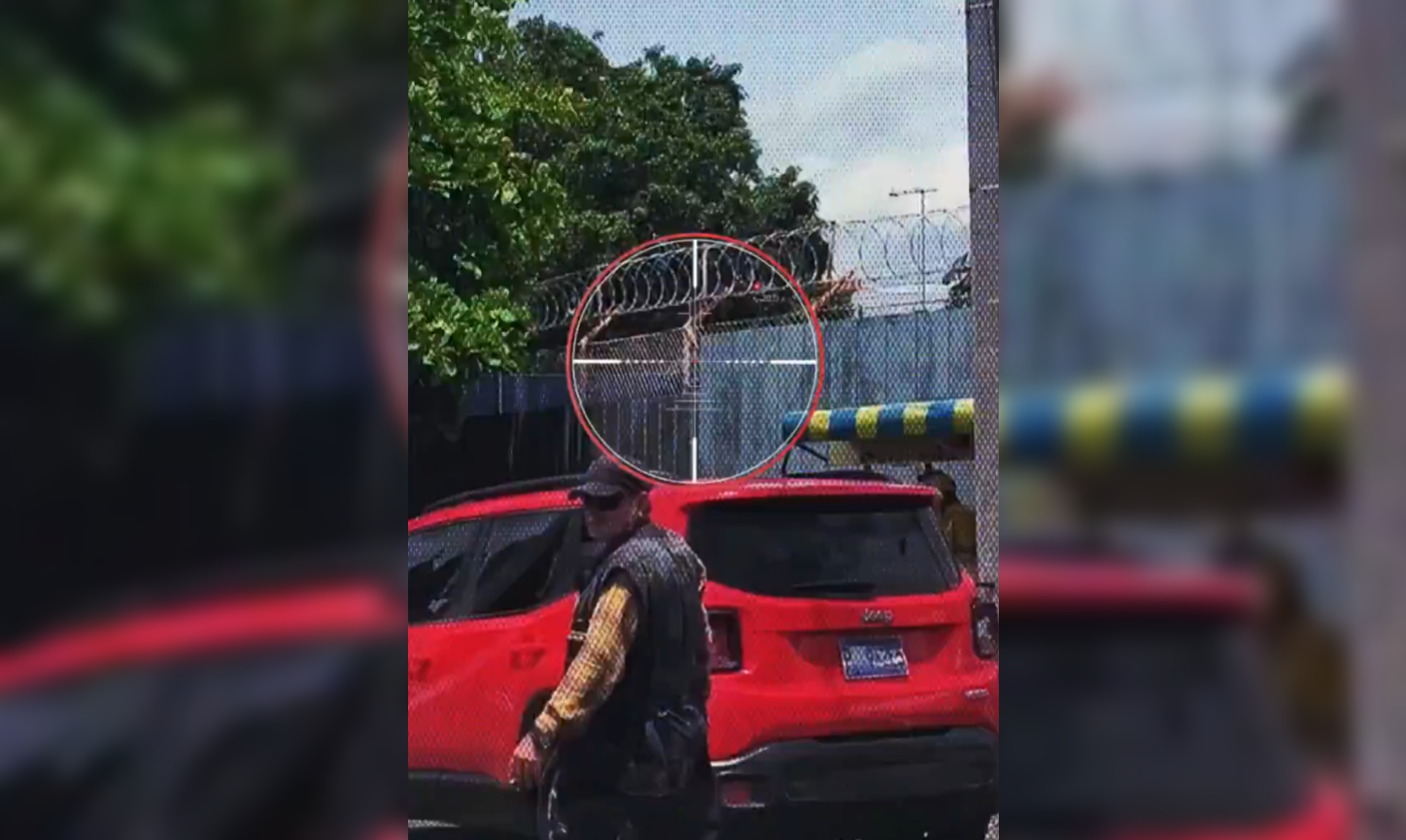 Agentes encubiertos del CAM simularon ser conductores para sorprender en flagrancia a un sujeto que realizaba cobros ilegales por parqueo en una calle de la capital. Foto: CAM.
