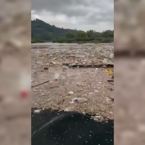 Las lluvias arrastran toneladas de basura al Lago de Ilopango, generando contaminación y dañando su ecosistema. Autoridades y ciudadanos exigen acciones urgentes. Cortesía.