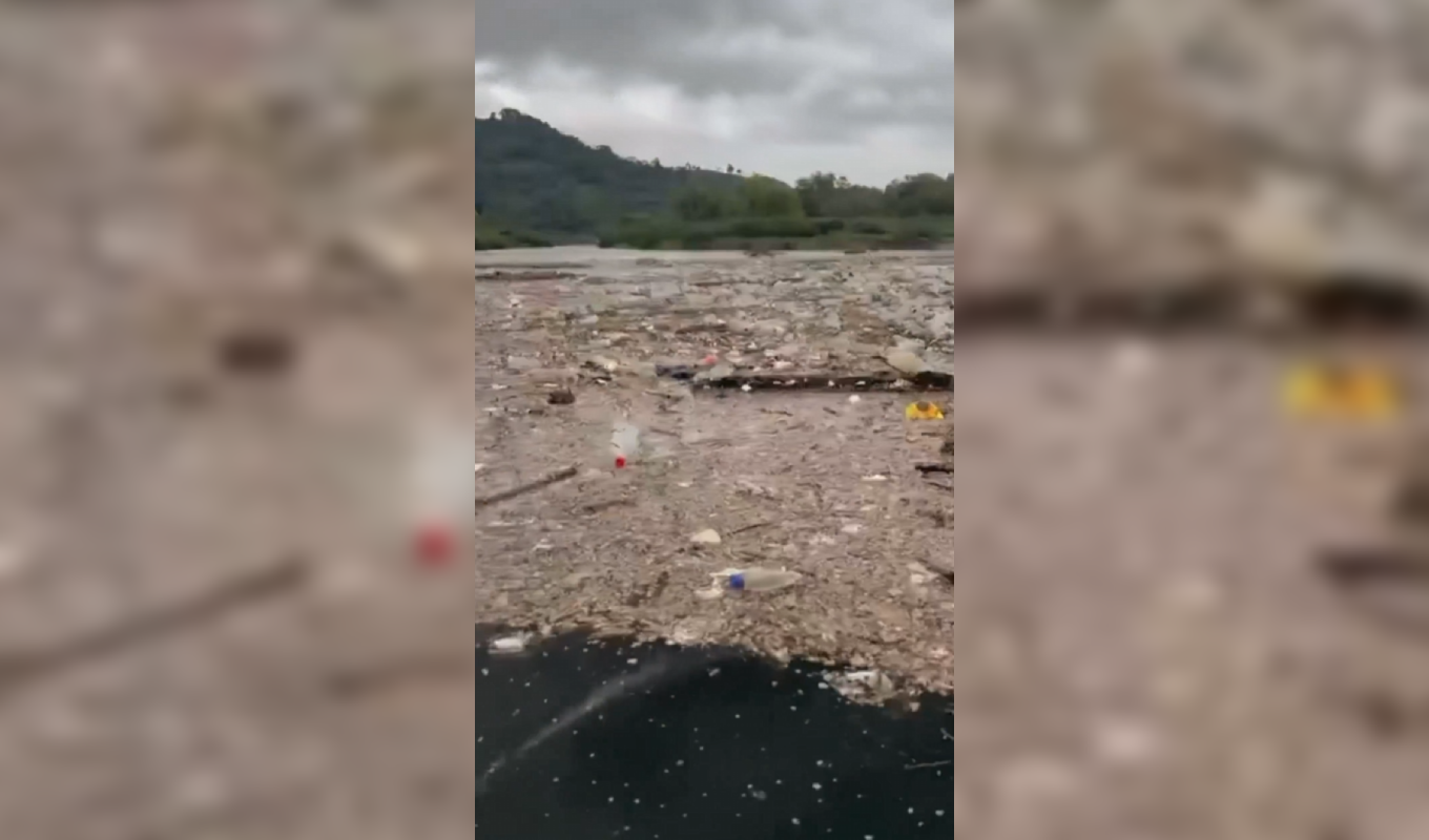 Las lluvias arrastran toneladas de basura al Lago de Ilopango, generando contaminación y dañando su ecosistema. Autoridades y ciudadanos exigen acciones urgentes. Cortesía.