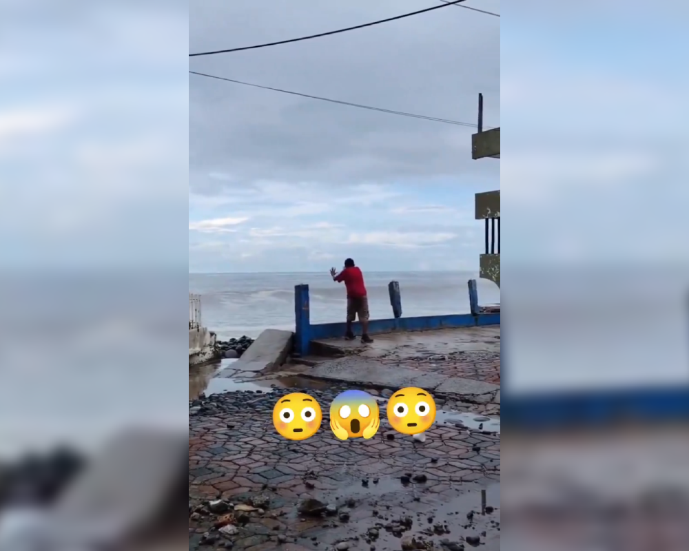 Un ciudadano causó furor en redes al ser captado haciendo gestos para intentar detener el oleaje en una playa salvadoreña. Foto: Redes sociales.