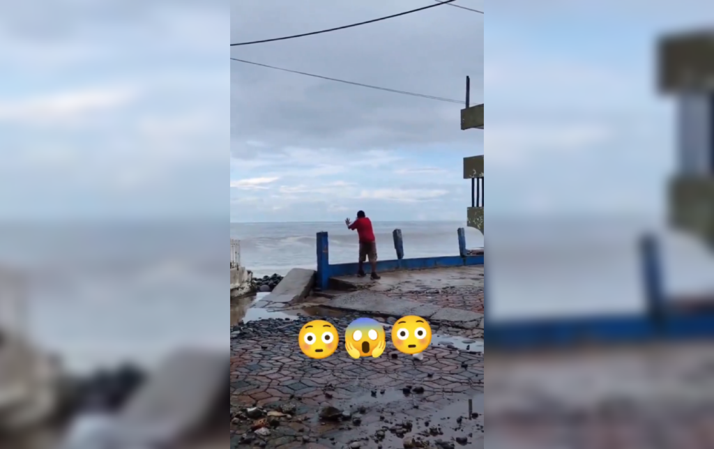 Un ciudadano causó furor en redes al ser captado haciendo gestos para intentar detener el oleaje en una playa salvadoreña. Foto: Redes sociales.