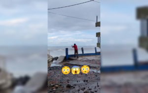 Un ciudadano causó furor en redes al ser captado haciendo gestos para intentar detener el oleaje en una playa salvadoreña. Foto: Redes sociales.