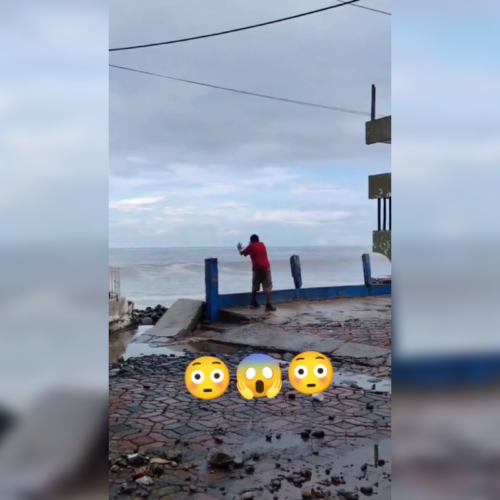 Un ciudadano causó furor en redes al ser captado haciendo gestos para intentar detener el oleaje en una playa salvadoreña. Foto: Redes sociales.