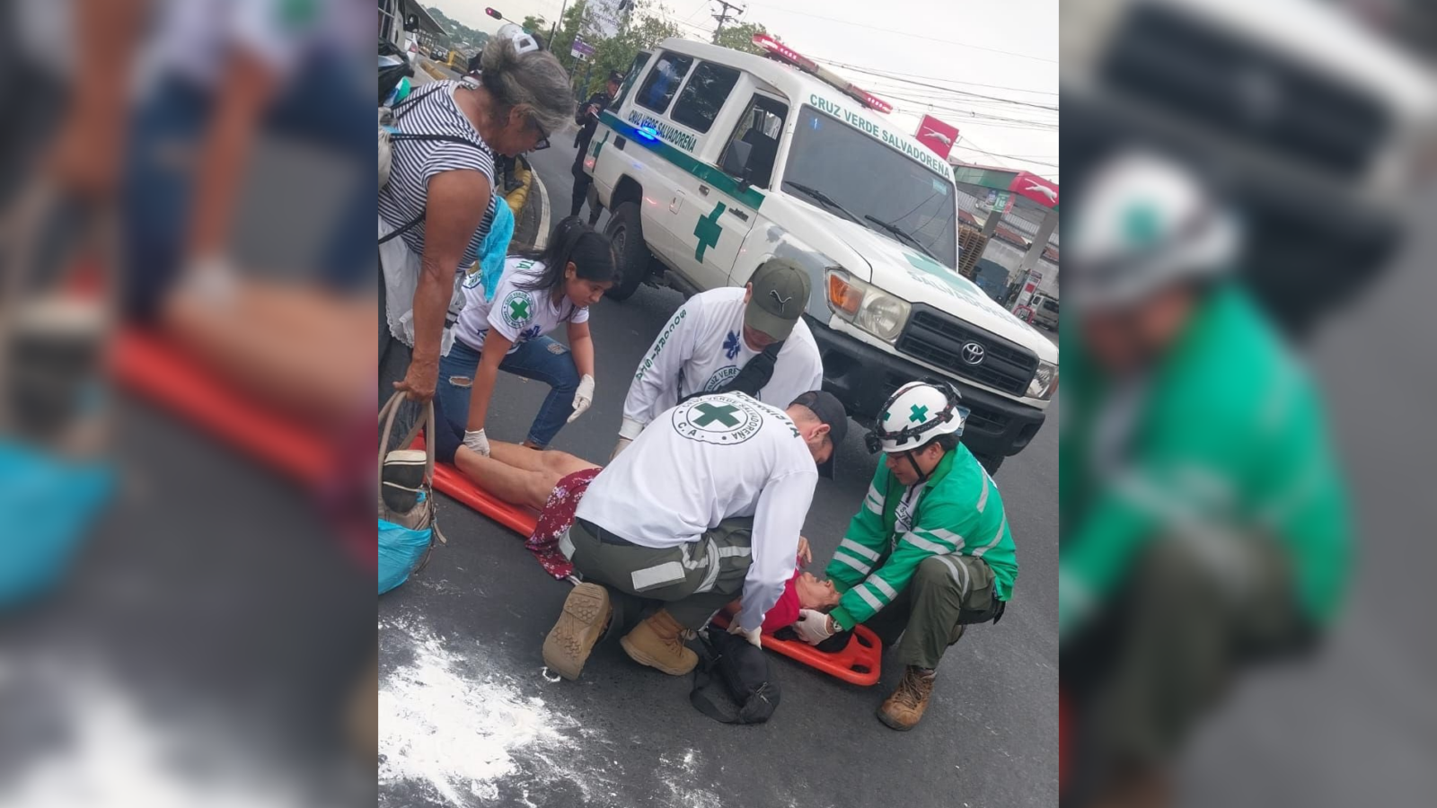Una mujer de la tercera edad fue impactada por un coaster del transporte público en San Salvador. Socorristas de Cruz Verde la trasladaron de emergencia a un hospital. Foto: Cruz Verde.