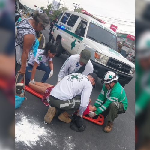 Una mujer de la tercera edad fue impactada por un coaster del transporte público en San Salvador. Socorristas de Cruz Verde la trasladaron de emergencia a un hospital. Foto: Cruz Verde.