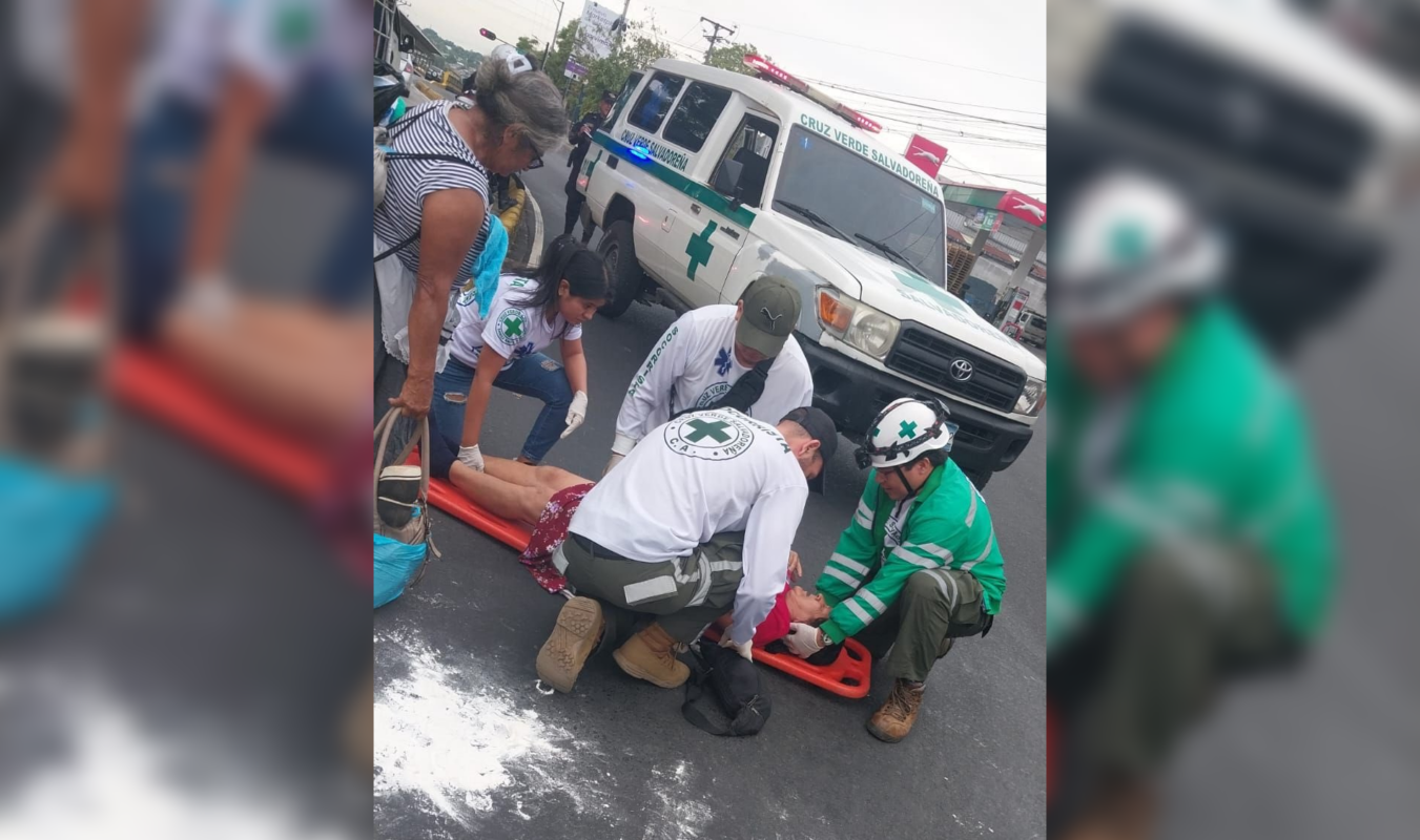 Una mujer de la tercera edad fue impactada por un coaster del transporte público en San Salvador. Socorristas de Cruz Verde la trasladaron de emergencia a un hospital. Foto: Cruz Verde.