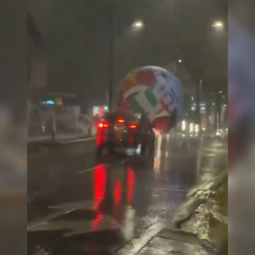 El gigantesco balón inflable de la campaña "La Trionda", alusivo al Mundial, se desprendió por las fuertes ráfagas de viento y rodó sin control por la Zona Rosa. Foto: Cortesía / @lealyosoy.