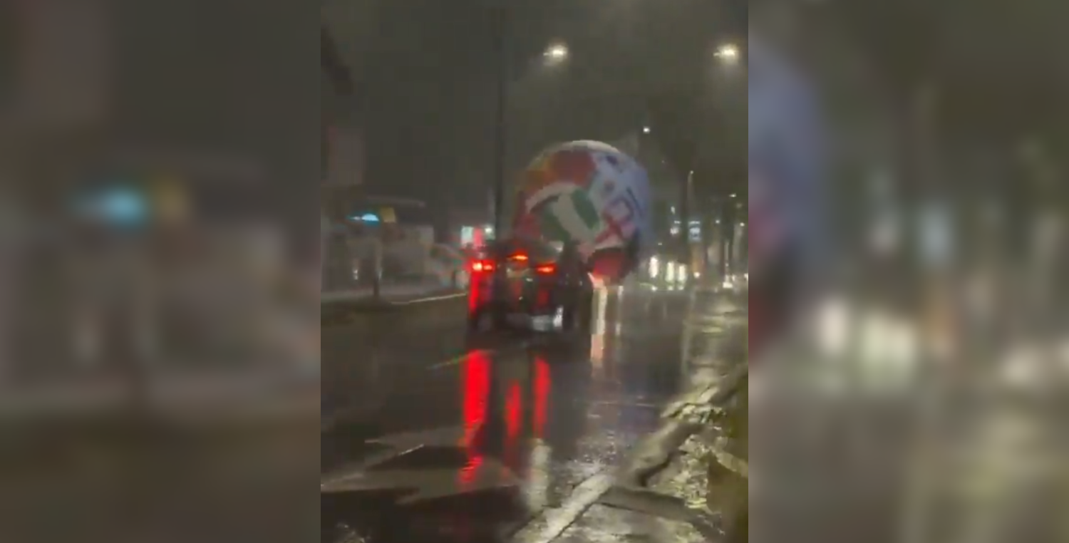 El gigantesco balón inflable de la campaña "La Trionda", alusivo al Mundial, se desprendió por las fuertes ráfagas de viento y rodó sin control por la Zona Rosa. Foto: Cortesía / @lealyosoy.