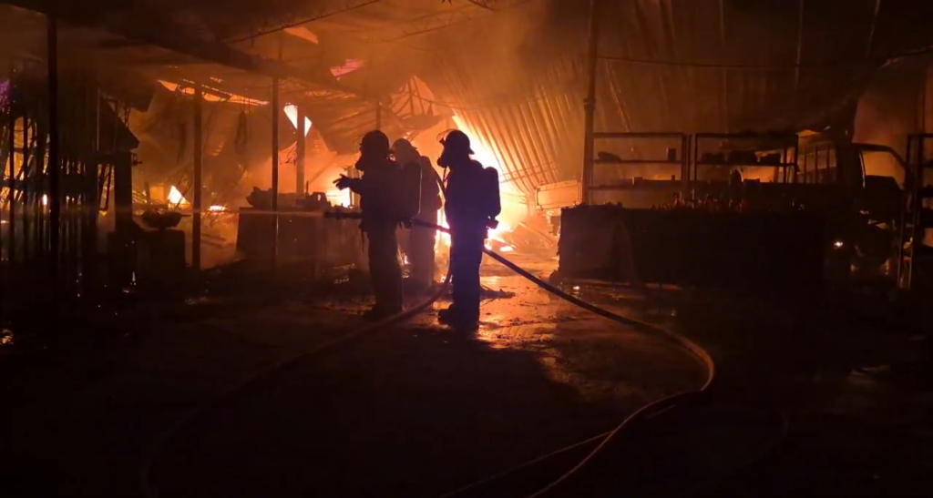 Un incendio estructural se registró en la calle antigua a Tonacatepeque, en Soyapango. Bomberos y Protección Civil Municipal sofocaron las llamas antes de que se propagaran. Foto: Bomberos de El Salvador.