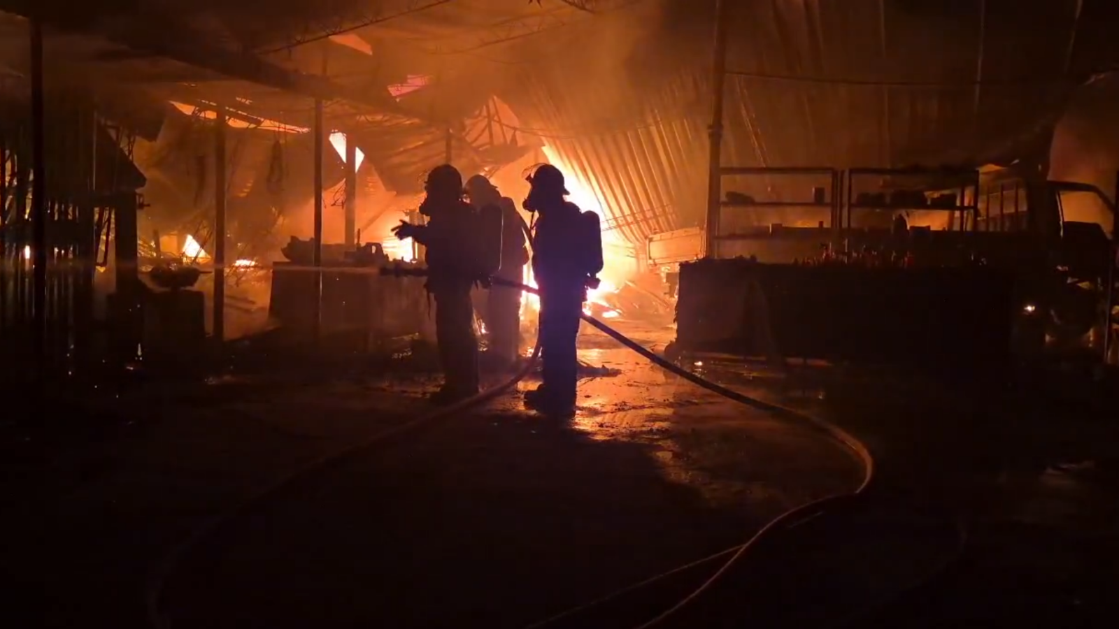 Un incendio estructural se registró en la calle antigua a Tonacatepeque, en Soyapango. Bomberos y Protección Civil Municipal sofocaron las llamas antes de que se propagaran. Foto: Bomberos de El Salvador.