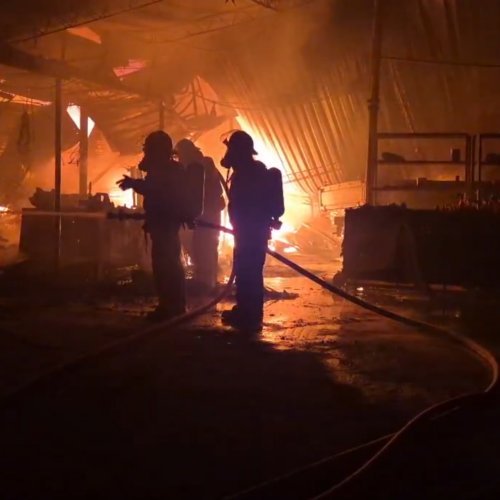 Un incendio estructural se registró en la calle antigua a Tonacatepeque, en Soyapango. Bomberos y Protección Civil Municipal sofocaron las llamas antes de que se propagaran. Foto: Bomberos de El Salvador.
