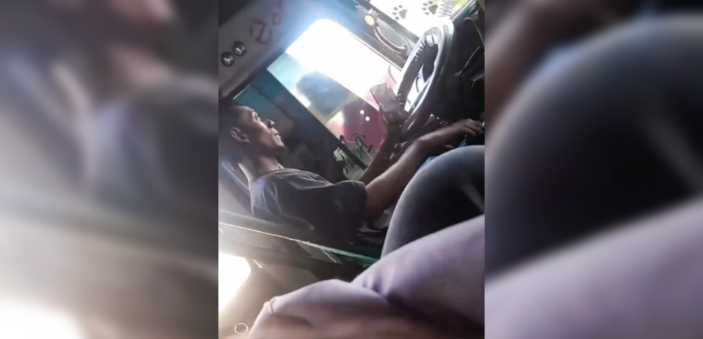 VIDEO. Captan a motorista de la R4T usando el celular al volante